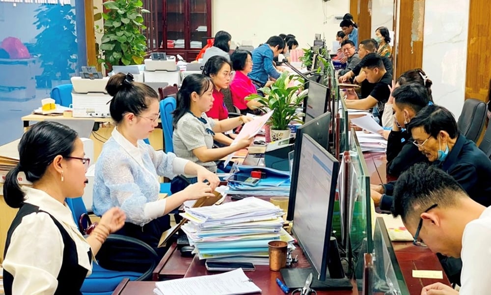 Người dân làm thủ tục tại Trung tâm Phục vụ hành chính công thành phố Vinh, tỉnh Nghệ An. Ảnh: Quang Hợp. Người dân làm thủ tục tại Trung tâm Phục vụ hành chính công thành phố Vinh, tỉnh Nghệ An. Ảnh: Quang Hợp.