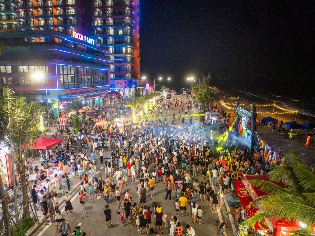 Lễ hội đường phố Lala Town đông vui, sôi động giữa vẻ đẹp thơ mộng miền biển Hải Tiến. Ảnh: Flamingo. Lễ hội đường phố Lala Town đông vui, sôi động giữa vẻ đẹp thơ mộng miền biển Hải Tiến. Ảnh: Flamingo.