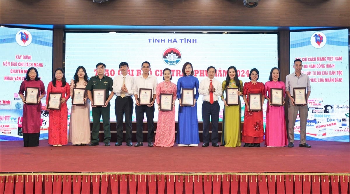 Phóng viên Báo Nông nghiệp và Môi trường cùng đại diện 10 tác giả, nhóm tác giả nhận giải Báo chí Trần Phú năm 2024. Phóng viên Báo Nông nghiệp và Môi trường cùng đại diện 10 tác giả, nhóm tác giả nhận giải Báo chí Trần Phú năm 2024.