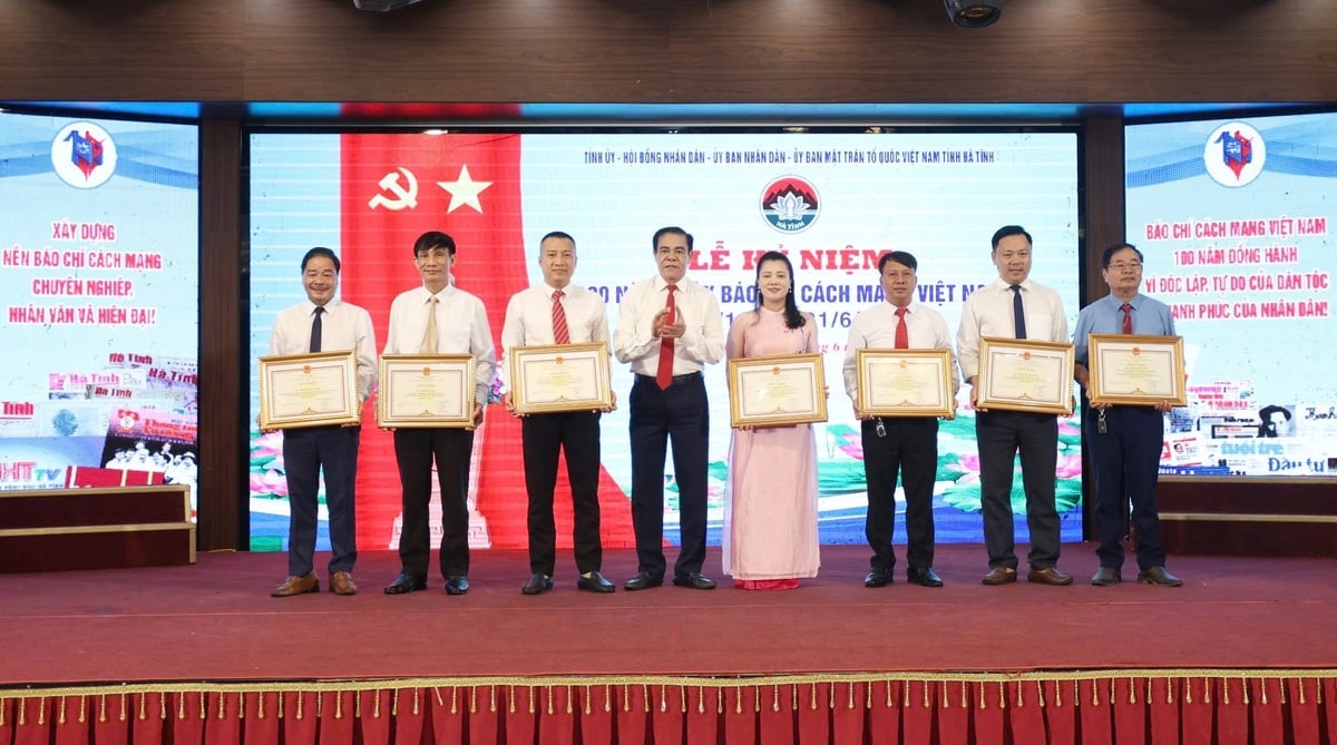 Chủ tịch tỉnh Hà Tĩnh trao Bằng khen cho các cá nhân có thành tích xuất sắc trong hoạt động báo chí. Chủ tịch tỉnh Hà Tĩnh trao Bằng khen cho các cá nhân có thành tích xuất sắc trong hoạt động báo chí.