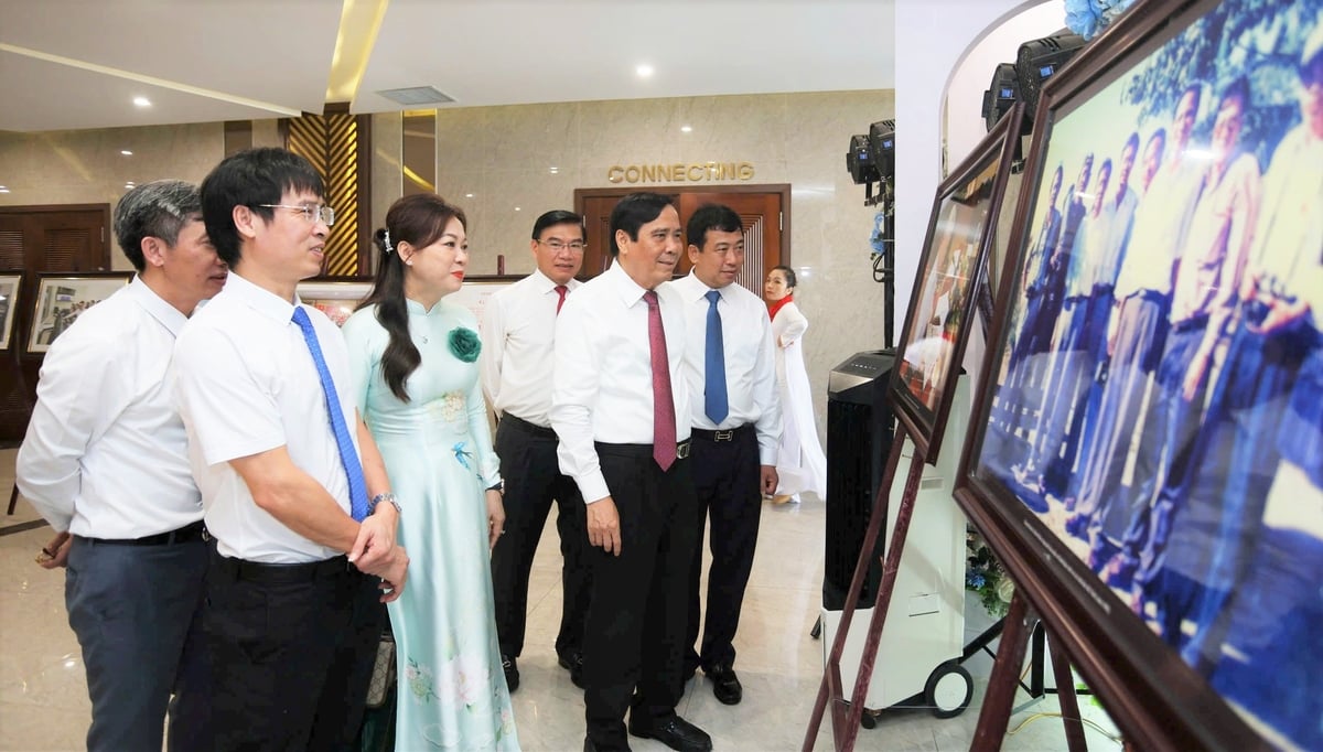 Đại biểu tham quan triển lãm ảnh hành trình tác nghiệp của Nhà báo, phóng viên. Đại biểu tham quan triển lãm ảnh hành trình tác nghiệp của Nhà báo, phóng viên.