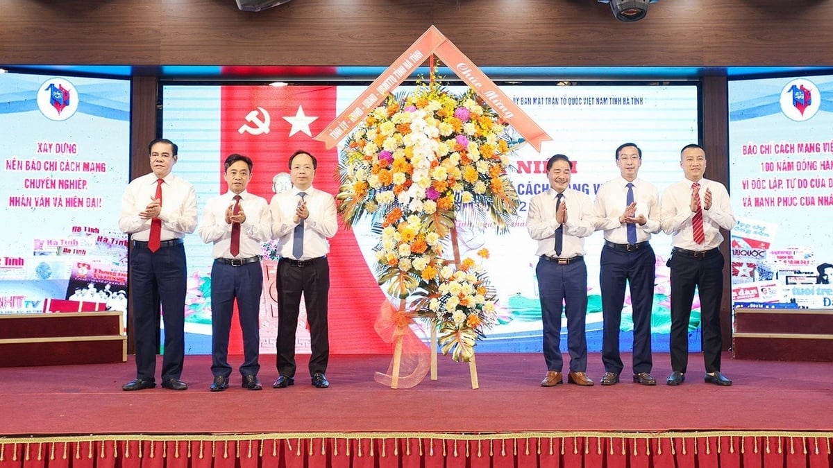 Thường trực Tỉnh ủy tặng hoa chúc mừng Báo chí nhân kỷ niệm 100 năm Báo chí Cách mạng Việt Nam. Thường trực Tỉnh ủy tặng hoa chúc mừng Báo chí nhân kỷ niệm 100 năm Báo chí Cách mạng Việt Nam.
