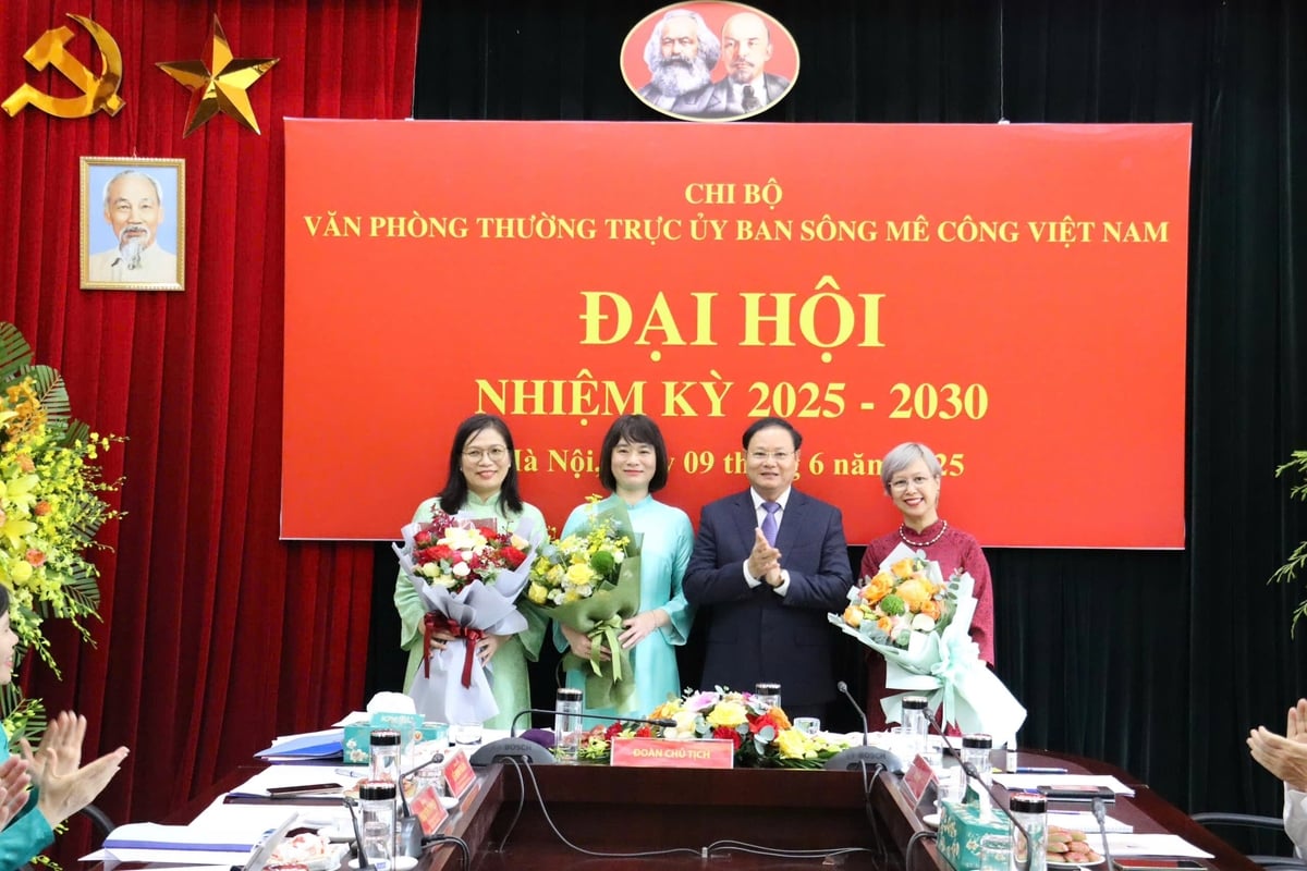 Thứ trưởng Lê Minh Ngân tặng hoa, chúc mừng Ban Chi ủy Văn phòng Thường trực Ủy ban sông Mê Công Việt Nam, nhiệm kỳ 2025-2030. Ảnh: Nguyễn Thủy. Thứ trưởng Lê Minh Ngân tặng hoa, chúc mừng Ban Chi ủy Văn phòng Thường trực Ủy ban sông Mê Công Việt Nam, nhiệm kỳ 2025-2030. Ảnh: Nguyễn Thủy.