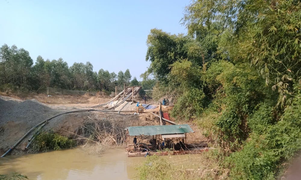 Một góc khu vực Công ty cổ phần Đầu tư xây dựng Bắc Trung Nam JSC thực hiện dự án khai thác cát, sỏi. Ảnh: Báo Bắc Giang. Một góc khu vực Công ty cổ phần Đầu tư xây dựng Bắc Trung Nam JSC thực hiện dự án khai thác cát, sỏi. Ảnh: Báo Bắc Giang.