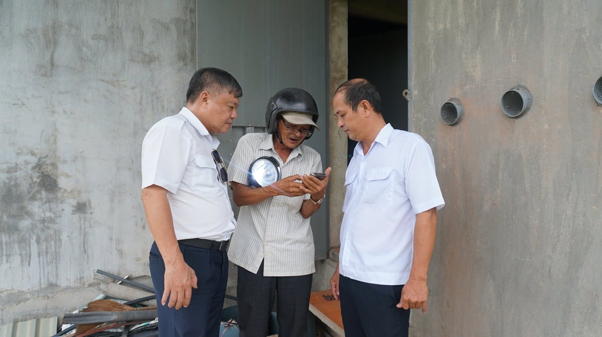 Cán bộ Chi cục Chăn nuôi và Thú y tỉnh Tây Ninh hướng dẫn thủ tục pháp lý cho các cơ sở nuôi chim yến . Ảnh: Trần Trung. Cán bộ Chi cục Chăn nuôi và Thú y tỉnh Tây Ninh hướng dẫn thủ tục pháp lý cho các cơ sở nuôi chim yến . Ảnh: Trần Trung.