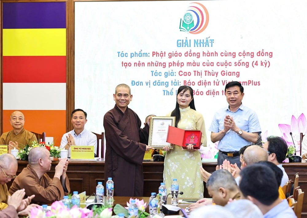 Ban tổ chức trao giải Nhất tại lễ trao giải Báo chí Phật giáo lần thứ nhất. Ảnh: Báo Văn Hóa. Ban tổ chức trao giải Nhất tại lễ trao giải Báo chí Phật giáo lần thứ nhất. Ảnh: Báo Văn Hóa.