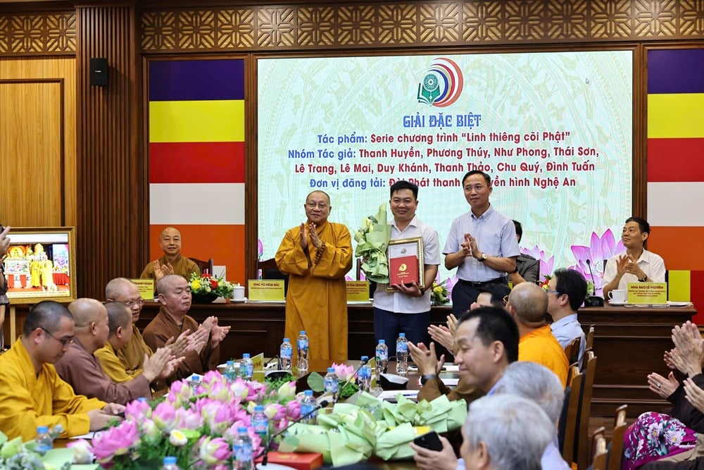 Ban tổ chức trao giải Đặc biệt tại lễ trao giải Báo chí Phật giáo lần thứ nhất. Ảnh: Báo Văn Hóa. Ban tổ chức trao giải Đặc biệt tại lễ trao giải Báo chí Phật giáo lần thứ nhất. Ảnh: Báo Văn Hóa.