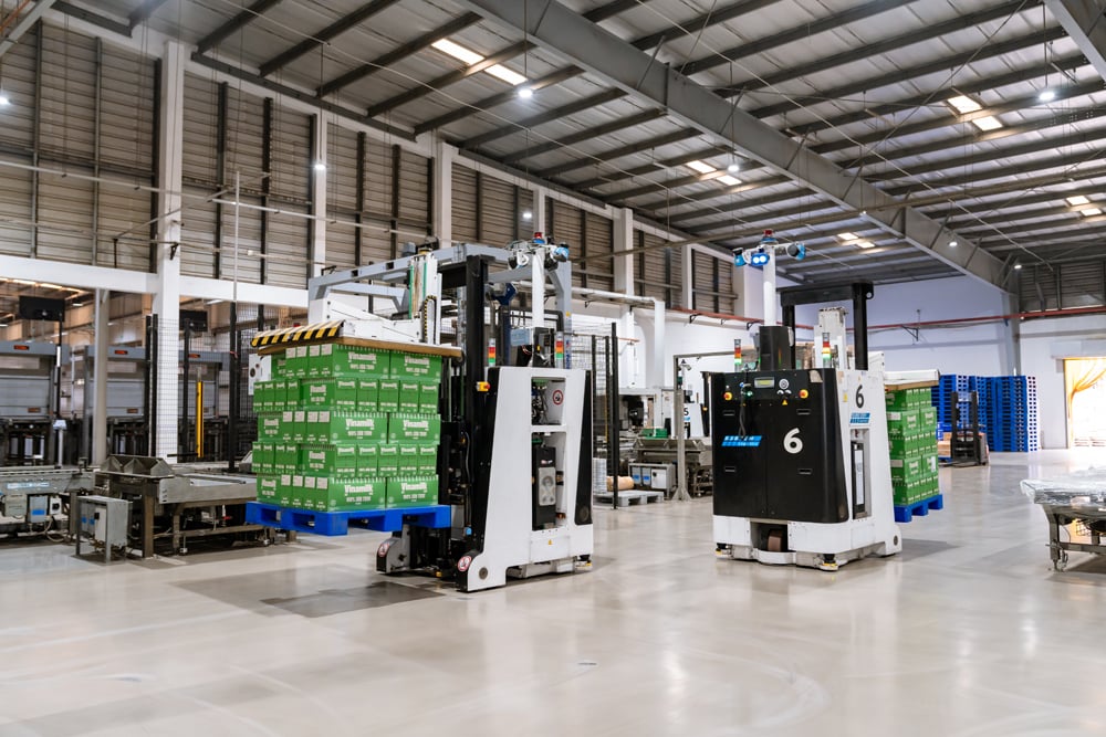 Tích hợp công nghệ cao tiết kiệm năng lượng, robot, các giải pháp tự động hóa giúp Vinamilk đạt mục tiêu về nâng cao hiệu quả sản xuất, vừa thúc đẩy chuyển đổi xanh. Ảnh: Vinamilk. Tích hợp công nghệ cao tiết kiệm năng lượng, robot, các giải pháp tự động hóa giúp Vinamilk đạt mục tiêu về nâng cao hiệu quả sản xuất, vừa thúc đẩy chuyển đổi xanh. Ảnh: Vinamilk.