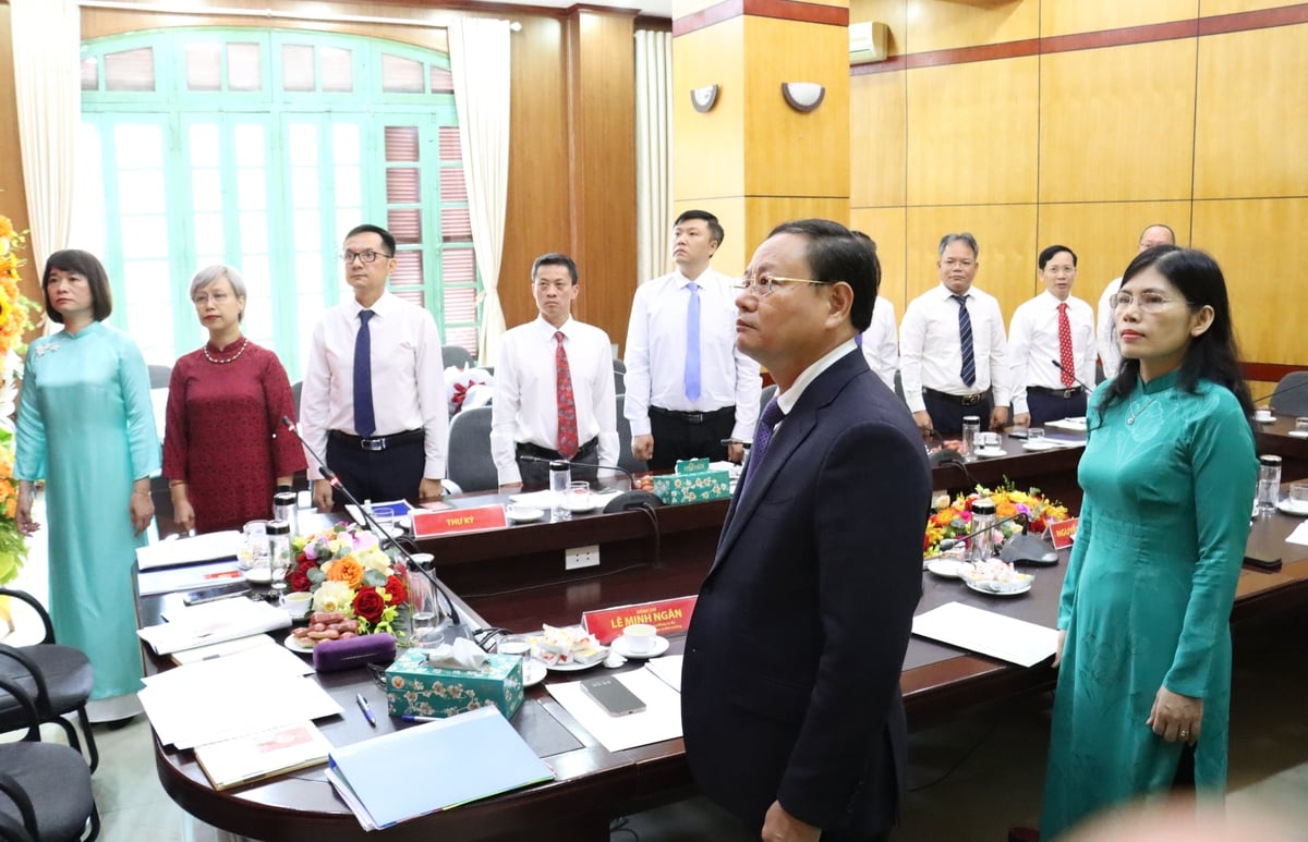 Đồng chí Lê Minh Ngân, Ủy viên Ban Thường vụ Đảng ủy, Thứ trưởng Bộ Nông nghiệp và Môi trường (NN-MT) dự và chỉ đạo Đại hội. Tham dự Đại hội có đồng chí Nguyễn Thị Yến, Phó Chánh Văn phòng Đảng ủy Bộ; đồng chí Nguyễn Quang Huy, Phó Trưởng ban Tổ chức Đảng ủy Bộ; cùng toàn thể đảng viên Chi bộ Văn phòng Thường trực Ủy ban sông Mê Công Việt Nam. Ảnh: Nguyễn Thủy. Đồng chí Lê Minh Ngân, Ủy viên Ban Thường vụ Đảng ủy, Thứ trưởng Bộ Nông nghiệp và Môi trường (NN-MT) dự và chỉ đạo Đại hội. Tham dự Đại hội có đồng chí Nguyễn Thị Yến, Phó Chánh Văn phòng Đảng ủy Bộ; đồng chí Nguyễn Quang Huy, Phó Trưởng ban Tổ chức Đảng ủy Bộ; cùng toàn thể đảng viên Chi bộ Văn phòng Thường trực Ủy ban sông Mê Công Việt Nam. Ảnh: Nguyễn Thủy.