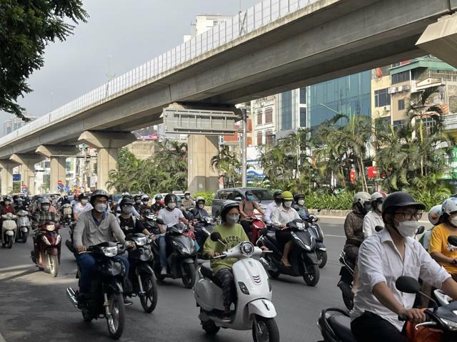 Hà Nội sẽ giữ nguyên lộ trình hạn chế xe máy xăng tại các quận nội thành từ năm 2030, đồng thời thúc đẩy mạnh mẽ quá trình chuyển đổi sang xe máy điện. Ảnh minh họa. Hà Nội sẽ giữ nguyên lộ trình hạn chế xe máy xăng tại các quận nội thành từ năm 2030, đồng thời thúc đẩy mạnh mẽ quá trình chuyển đổi sang xe máy điện. Ảnh minh họa.