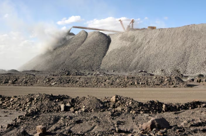 A mining machine is seen at the Bayan Obo mine containing rare earth minerals, in Inner Mongolia, China July 16, 2011. Picture taken July 16, 2011. Photo: REUTERS.