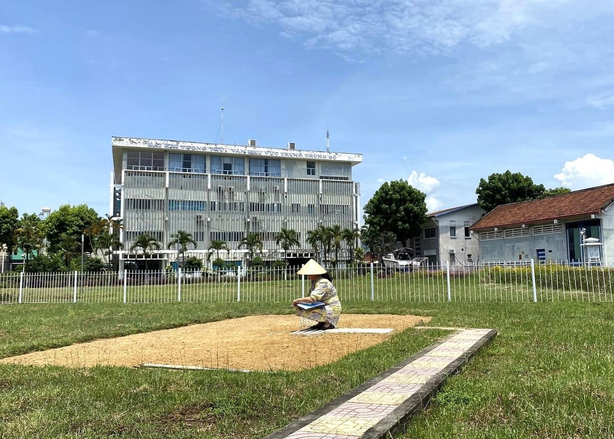 Quan trắc viên Đài Khí tượng Thủy văn Trung Bộ quan trắc các yếu tố khí tượng và độ ẩm đất. Ảnh: Cục Khí tượng Thủy văn. Quan trắc viên Đài Khí tượng Thủy văn Trung Bộ quan trắc các yếu tố khí tượng và độ ẩm đất. Ảnh: Cục Khí tượng Thủy văn.