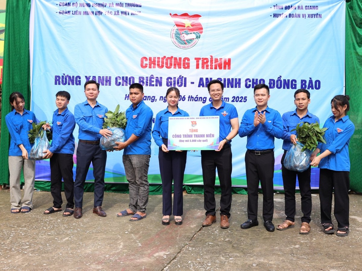 Đoàn Thanh niên Bộ NN-MT phối hợp thực hiện chương trình 'Rừng xanh cho biên giới - An sinh cho đồng bào'. Ảnh: TN.