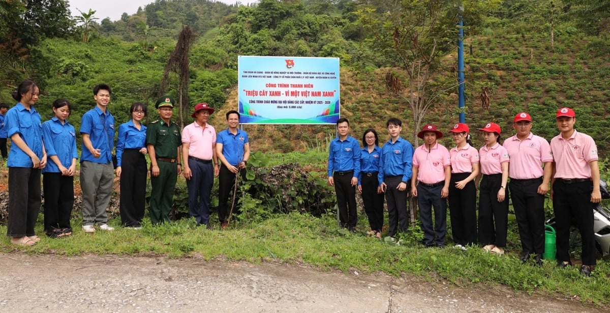 Chương trình vừa góp phần cải thiện môi trường sinh thái, vừa là lời chào mừng ý nghĩa gửi tới Đại hội Đảng các cấp nhiệm kỳ 2025-2030. Ảnh: TN.