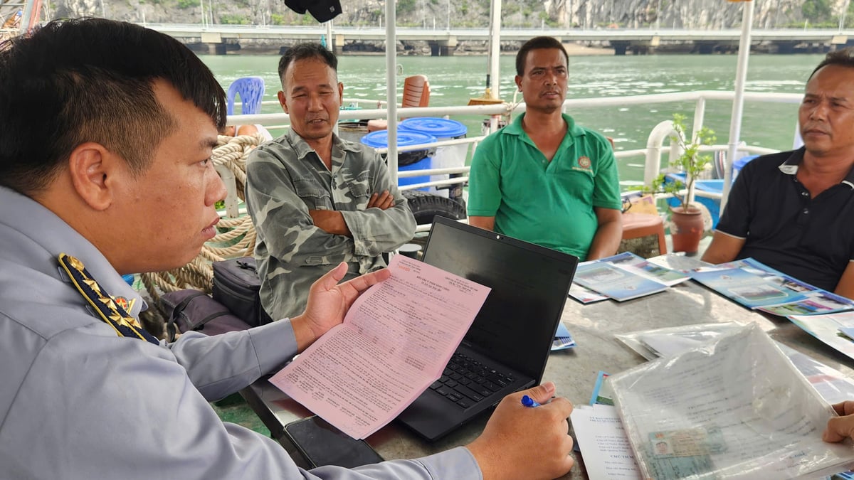 Xử lý, xử phạt kết hợp tuyên truyền để ngư dân hiểu và chấp hành theo pháp luật. Ảnh: Nguyễn Thành. Xử lý, xử phạt kết hợp tuyên truyền để ngư dân hiểu và chấp hành theo pháp luật. Ảnh: Nguyễn Thành.