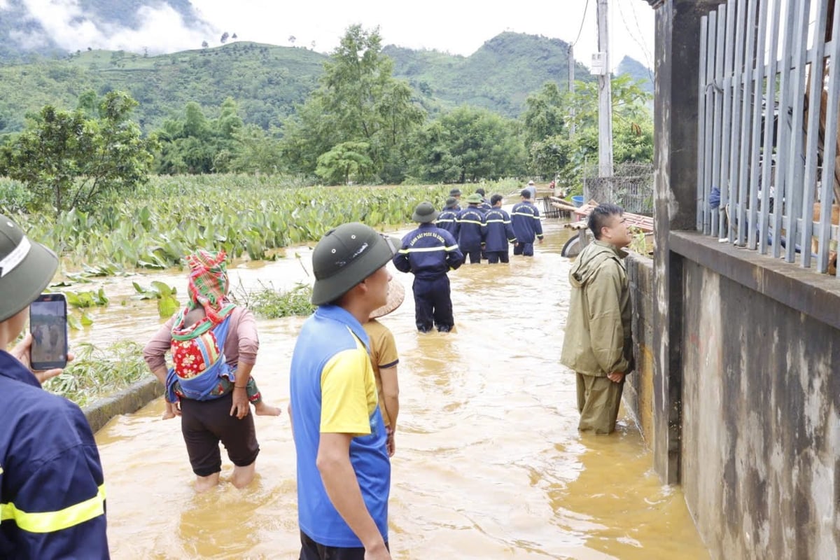 Lực lượng công an, quân đội được huy động để giúp dân sơ tán. tuyến đường thành sông. Ảnh: Lâm Tuấn Anh. Lực lượng công an, quân đội được huy động để giúp dân sơ tán. tuyến đường thành sông. Ảnh: Lâm Tuấn Anh.