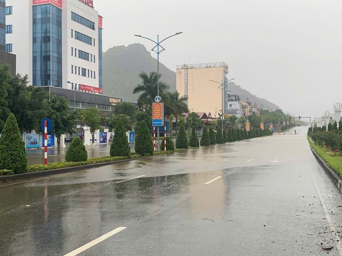 Đường trung tâm cũng bị ngập băng trong nước. Ảnh: Lâm Tuấn Anh. Đường trung tâm cũng bị ngập băng trong nước. Ảnh: Lâm Tuấn Anh.