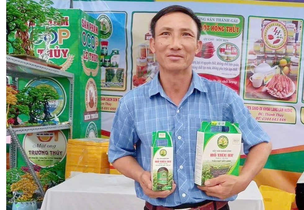 Anh Lê Quang Hoản thường xuyên đưa sản phẩm tiêu đạt chuẩn OCOP 4 sao giới thiệu tại các hội chợ, triển lãm để mở rộng thị trường tiêu thụ. Ảnh: Tâm Phùng.