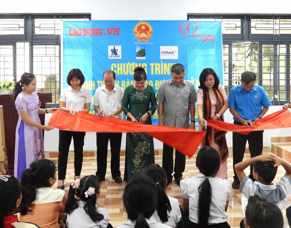 Các đại biểu cắt băng khánh thành bàn giao và đưa vào sử dụng công trình Trường Tiểu học Ea Bông (điểm trường Buôn D'Ham). Ảnh: Bảo Trung. Các đại biểu cắt băng khánh thành bàn giao và đưa vào sử dụng công trình Trường Tiểu học Ea Bông (điểm trường Buôn D'Ham). Ảnh: Bảo Trung.