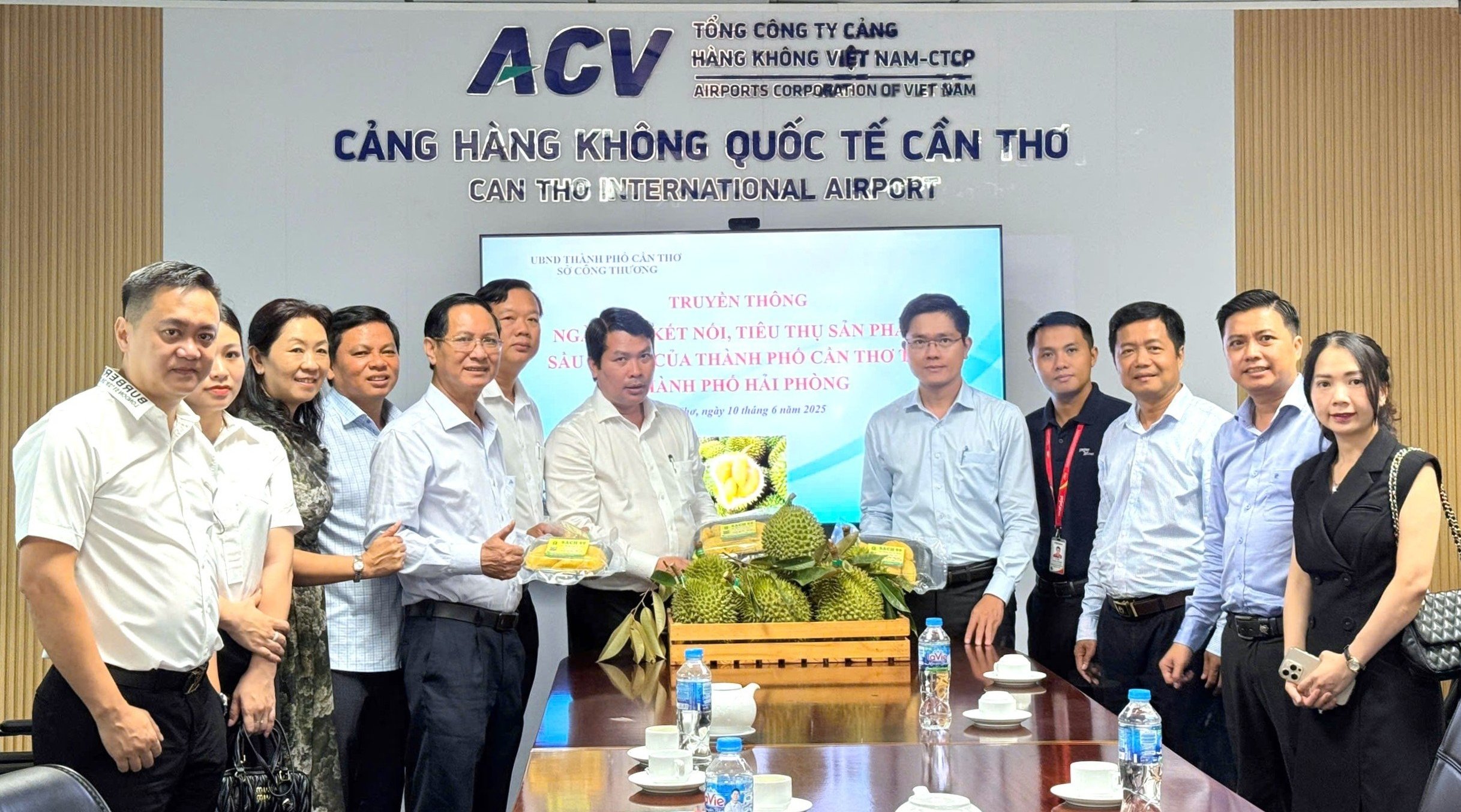 Việc phân phối sầu riêng Cần Thơ ở thị trường TP Hải Phòng là một trong những giải pháp góp phần mở rộng kênh tiêu thụ trong nước trong bối cảnh thị trường xuất khẩu khó khăn. Ảnh: Kim Anh. Việc phân phối sầu riêng Cần Thơ ở thị trường TP Hải Phòng là một trong những giải pháp góp phần mở rộng kênh tiêu thụ trong nước trong bối cảnh thị trường xuất khẩu khó khăn. Ảnh: Kim Anh.