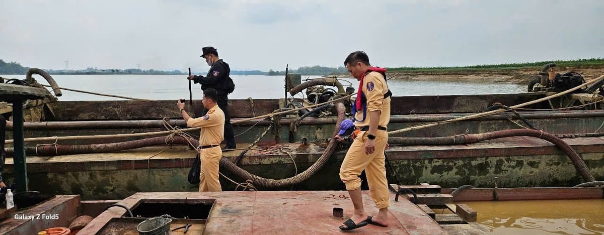 Lực lượng chức năng bắt giữ tàu đang khai thác cát. Ảnh: Cục Cảnh sát giao thông. Lực lượng chức năng bắt giữ tàu đang khai thác cát. Ảnh: Cục Cảnh sát giao thông.