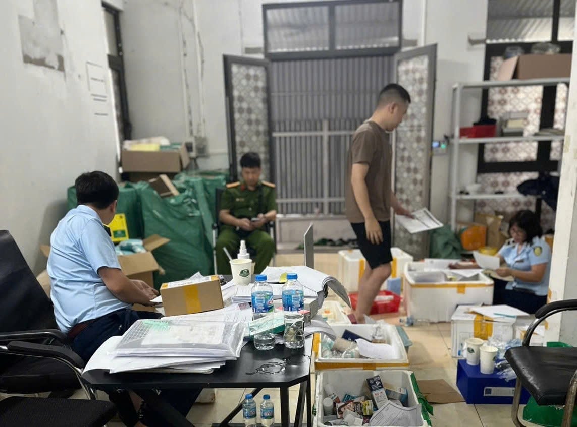 Lực lượng chức năng kiểm tra cơ sở kinh doanh mỹ phẩm nhập lậu. Ảnh: Cục Quản lý và Phát triển thị trường trong nước.