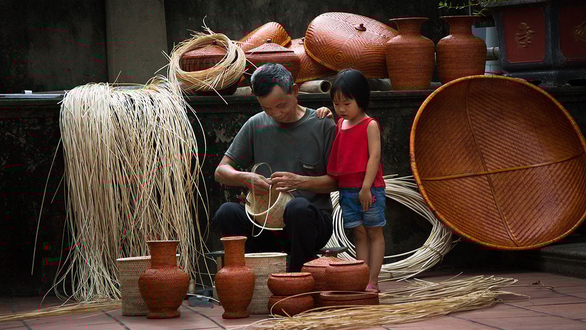 Để truyền giữ được những tinh hoa từ các nghệ nhân dân gian, cần có chiến lược đào tạo đội ngũ kế cận để lưu giữ những bản sắc, kỹ năng từ các thế hệ đi trước. Ảnh: Báo Bắc Giang. Để truyền giữ được những tinh hoa từ các nghệ nhân dân gian, cần có chiến lược đào tạo đội ngũ kế cận để lưu giữ những bản sắc, kỹ năng từ các thế hệ đi trước. Ảnh: Báo Bắc Giang.
