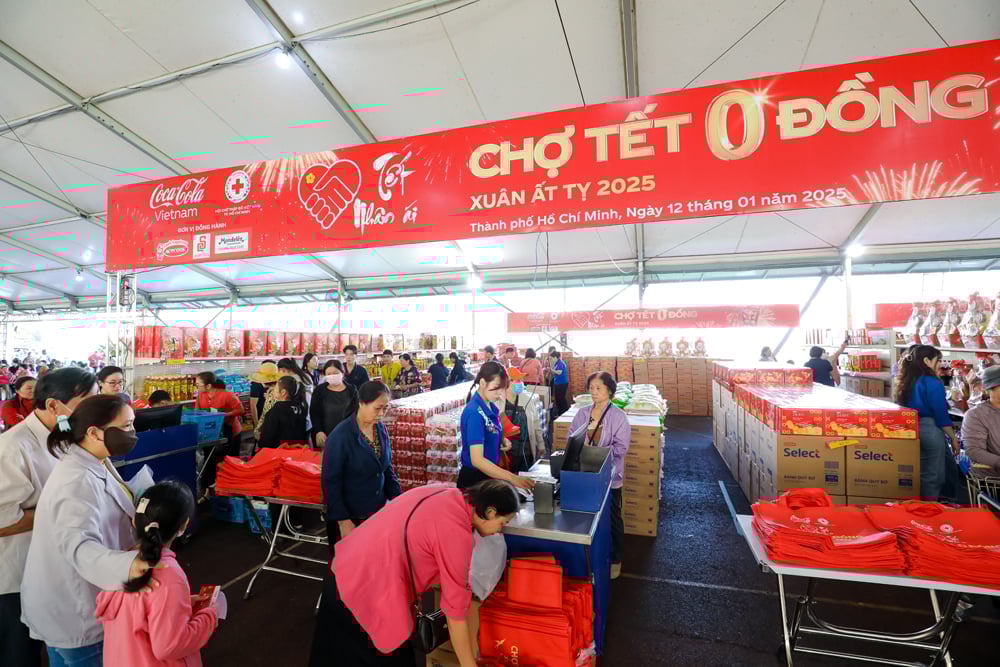 Hành trình Tết đoàn viên, ấm áp đến những hoàn cảnh khó khăn thông qua chương trình 'Chợ Tết 0 Đồng' diễn ra hàng năm. Ảnh: Coca-Cola. Hành trình Tết đoàn viên, ấm áp đến những hoàn cảnh khó khăn thông qua chương trình 'Chợ Tết 0 Đồng' diễn ra hàng năm. Ảnh: Coca-Cola.