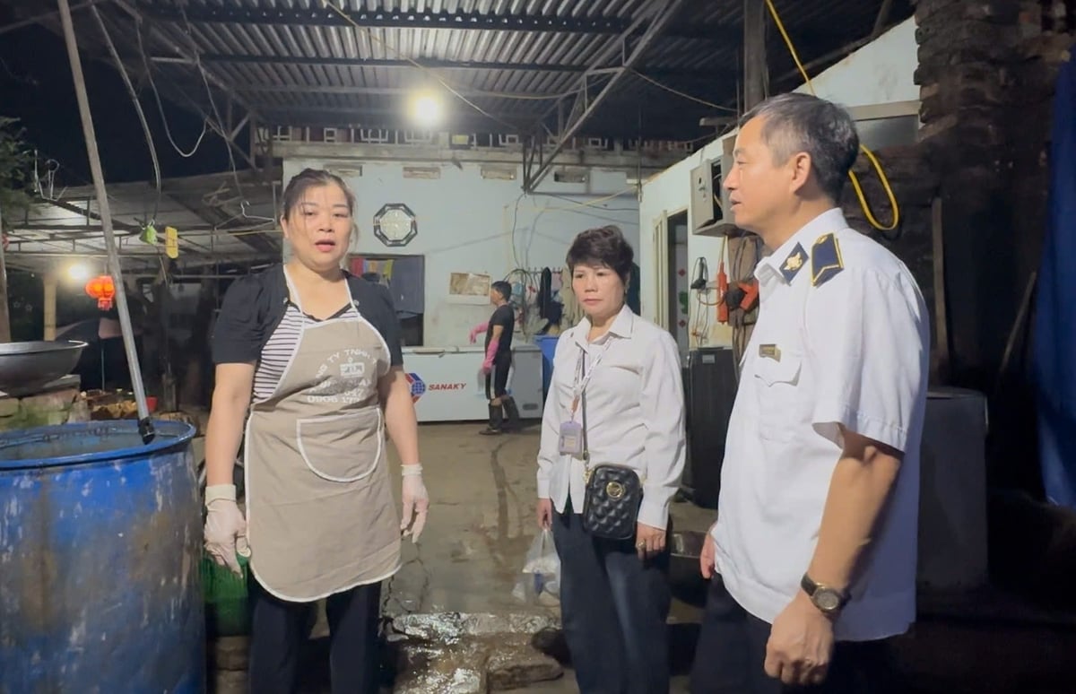 Bà Nguyễn Thị Kim Dung (đứng giữa) đến kiểm tra cơ sở của chị Hà, tiểu thương tại chợ 7/11. Ảnh: Đức Bình. Bà Nguyễn Thị Kim Dung (đứng giữa) đến kiểm tra cơ sở của chị Hà, tiểu thương tại chợ 7/11. Ảnh: Đức Bình.