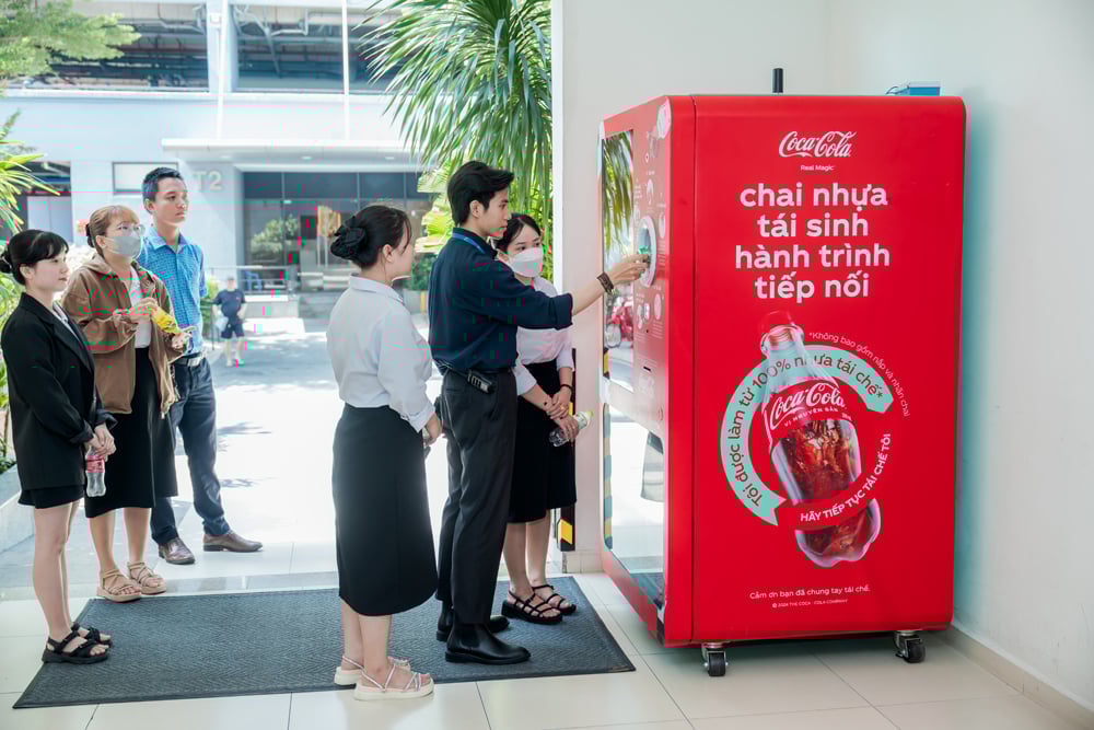 Đông đảo cư dân hưởng ứng gửi chai đi tái chế thông qua chương trình 'Chai nhựa tái sinh, Hành trình tiếp nối'. Ảnh: Coca-Cola. Đông đảo cư dân hưởng ứng gửi chai đi tái chế thông qua chương trình 'Chai nhựa tái sinh, Hành trình tiếp nối'. Ảnh: Coca-Cola.