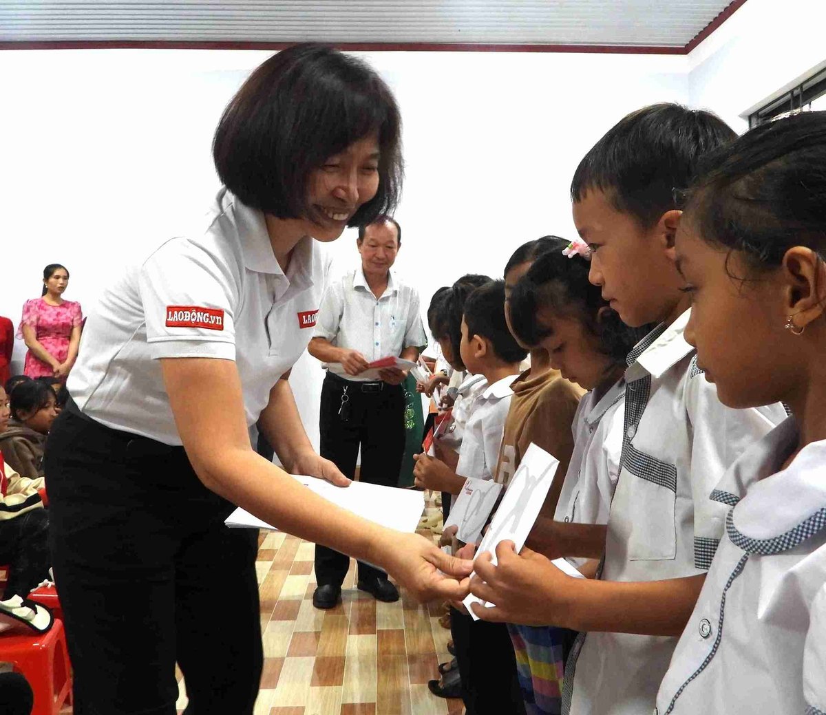 Bà Phan Thu Thuỷ - Phó Tổng biên tập Báo Lao Động - trao các suất học bổng cho học sinh. Ảnh: Bảo Trung. Bà Phan Thu Thuỷ - Phó Tổng biên tập Báo Lao Động - trao các suất học bổng cho học sinh. Ảnh: Bảo Trung.