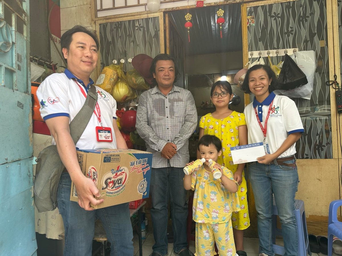 Đại diện Công ty Tân Hiệp Phát thăm hỏi, tặng quà cho các em thiếu nhi mồ côi do đại dịch Covid trong dịp ngày Quốc tế thiếu nhi 1.6 vừa qua. Ảnh: Tân Hiệp Phát. Đại diện Công ty Tân Hiệp Phát thăm hỏi, tặng quà cho các em thiếu nhi mồ côi do đại dịch Covid trong dịp ngày Quốc tế thiếu nhi 1.6 vừa qua. Ảnh: Tân Hiệp Phát.