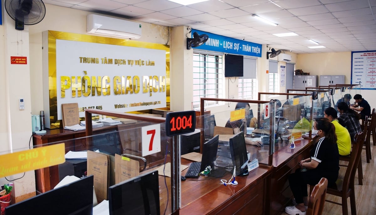 Trong 6 tháng đầu năm 2025, Trung tâm Dịch vụ Việc làm tỉnh Thái Nguyên đã tiếp nhận và giải quyết chế độ trợ cấp thất nghiệp cho 2.954 người lao động. Ảnh: Phạm Hiếu. Trong 6 tháng đầu năm 2025, Trung tâm Dịch vụ Việc làm tỉnh Thái Nguyên đã tiếp nhận và giải quyết chế độ trợ cấp thất nghiệp cho 2.954 người lao động. Ảnh: Phạm Hiếu.