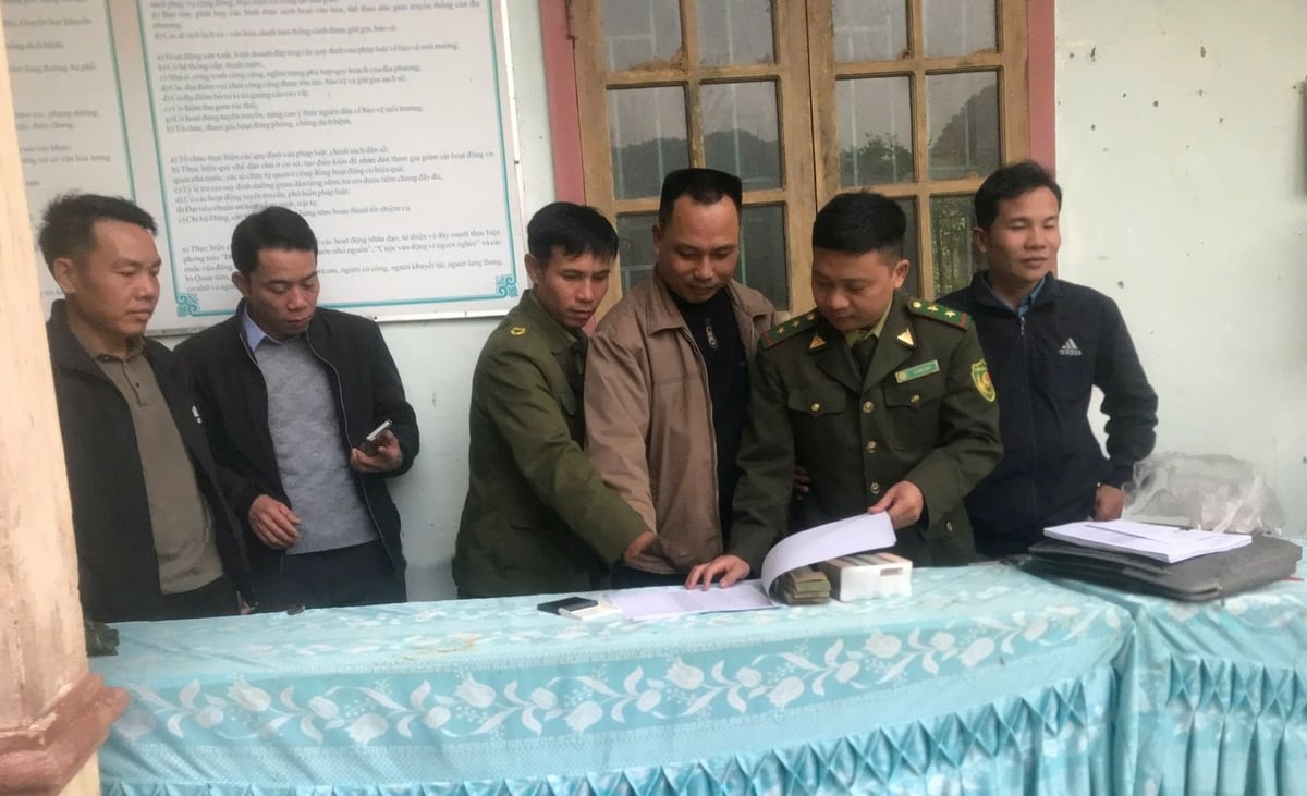Hạt Kiểm lâm huyện Quỳ Châu trao tiền giảm phát thải khí nhà kính cho bản Kẻ Can. Ảnh: Hồng Quân. Hạt Kiểm lâm huyện Quỳ Châu trao tiền giảm phát thải khí nhà kính cho bản Kẻ Can. Ảnh: Hồng Quân.