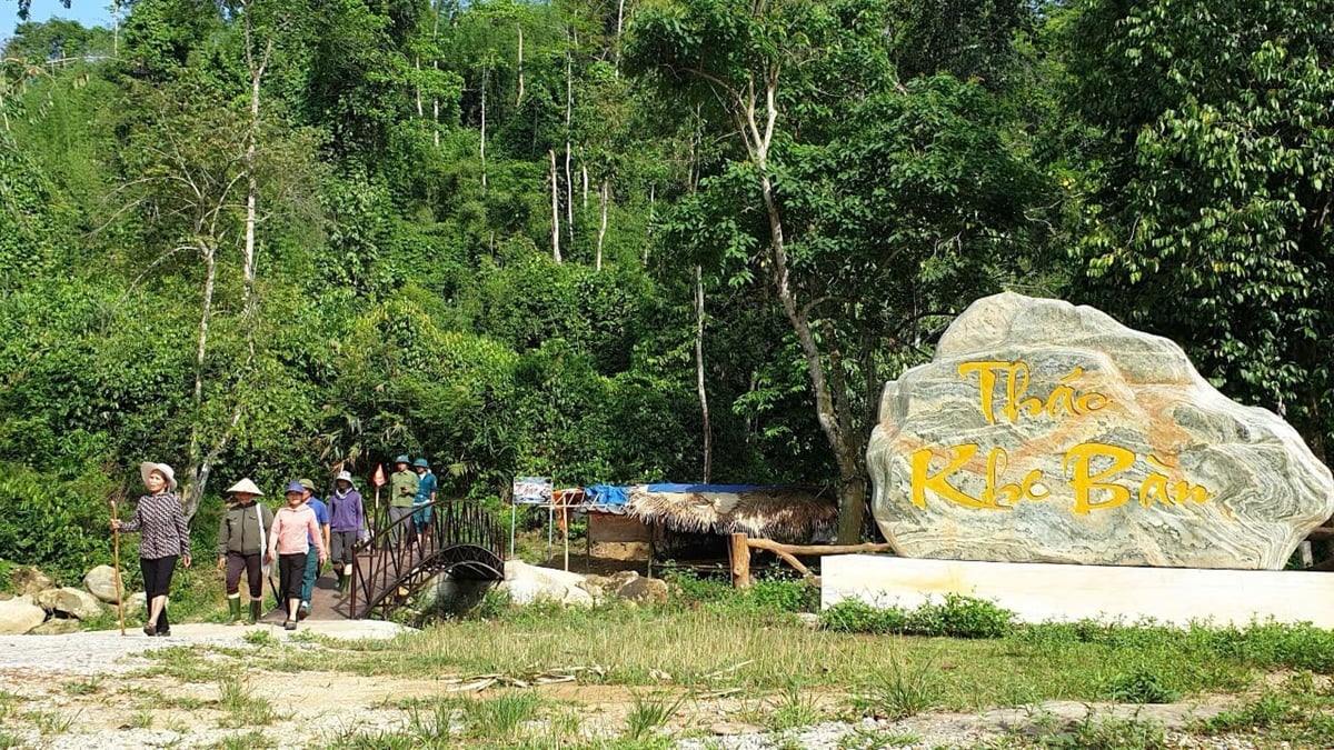 Tổ tuần tra, bảo vệ rừng bản Kẻ Can trong chuyến kiểm tra rừng. Ảnh: Đình Tiệp. Tổ tuần tra, bảo vệ rừng bản Kẻ Can trong chuyến kiểm tra rừng. Ảnh: Đình Tiệp.