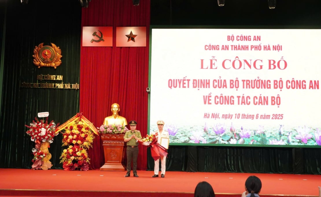 Trung tướng Nguyễn Thanh Tùng, Giám đốc CATP trao Quyết định, tặng hoa chúc mừng đồng chí tân Phó Giám đốc, Đại tá Nguyễn Đức Long. Ảnh: Công an Hà Nội. Trung tướng Nguyễn Thanh Tùng, Giám đốc CATP trao Quyết định, tặng hoa chúc mừng đồng chí tân Phó Giám đốc, Đại tá Nguyễn Đức Long. Ảnh: Công an Hà Nội.
