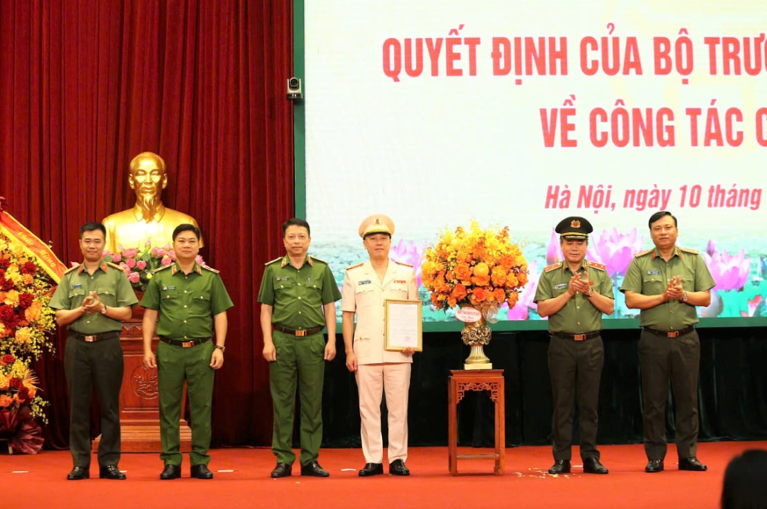 Đảng uỷ, Ban Giám đốc CATP tặng hoa chúc mừng Đại tá Nguyễn Đức Long. Ảnh: Công an Hà Nội. Đảng uỷ, Ban Giám đốc CATP tặng hoa chúc mừng Đại tá Nguyễn Đức Long. Ảnh: Công an Hà Nội.