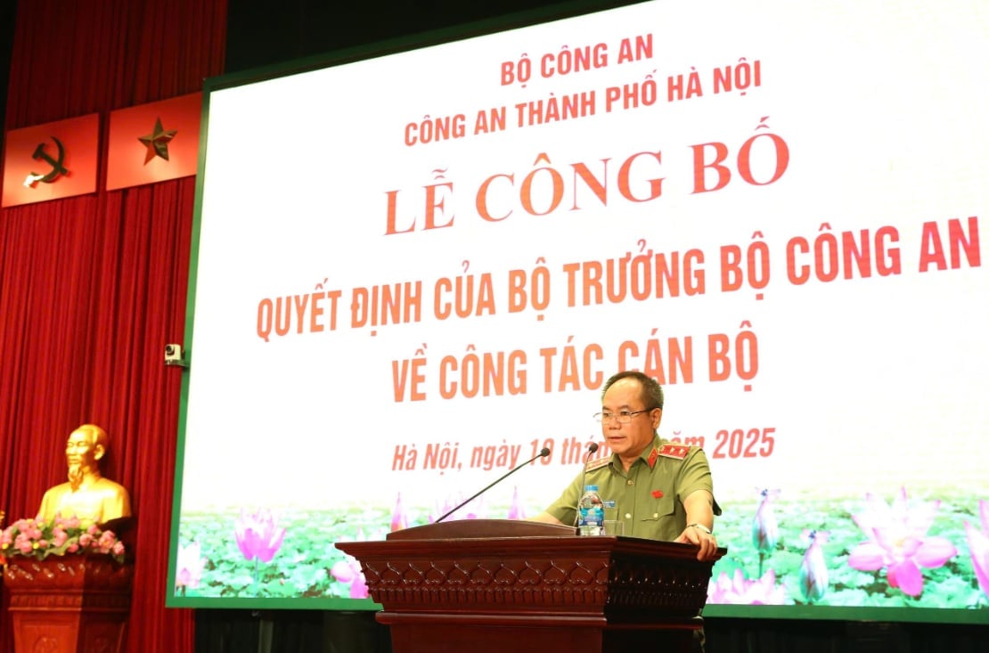 Đồng chí Trung tướng Nguyễn Thanh Tùng, Giám đốc CATP phát biểu giao nhiệm vụ tại buổi Lễ. Ảnh: Công an Hà Nội. Đồng chí Trung tướng Nguyễn Thanh Tùng, Giám đốc CATP phát biểu giao nhiệm vụ tại buổi Lễ. Ảnh: Công an Hà Nội.