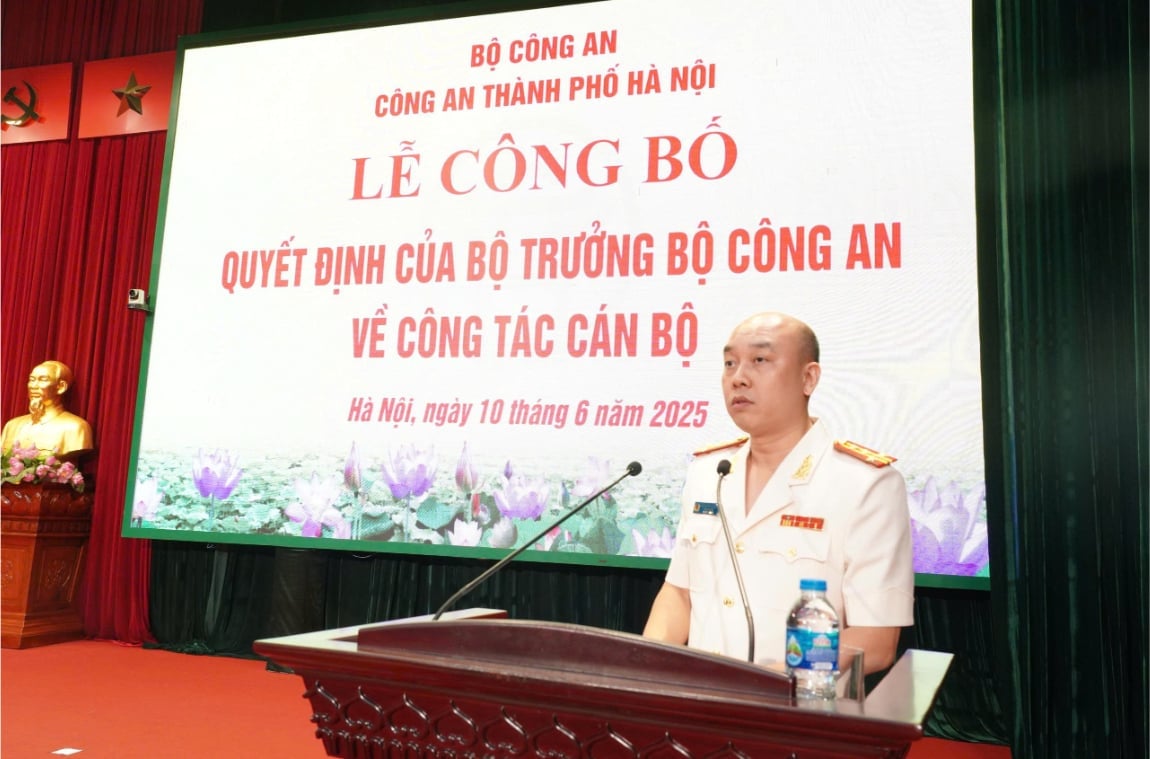 Phó Giám đốc, Đại tá Nguyễn Đức Long phát biểu nhận nhiệm vụ. Ảnh: Công an Hà Nội. Phó Giám đốc, Đại tá Nguyễn Đức Long phát biểu nhận nhiệm vụ. Ảnh: Công an Hà Nội.