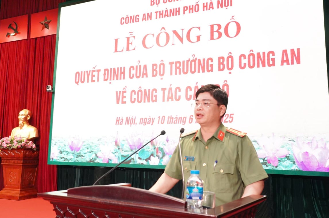 Thượng tá Trần Văn Quang, Trưởng phòng Tổ chức cán bộ công bố các Quyết định tại buổi Lễ. Ảnh: Công an Hà Nội. Thượng tá Trần Văn Quang, Trưởng phòng Tổ chức cán bộ công bố các Quyết định tại buổi Lễ. Ảnh: Công an Hà Nội.