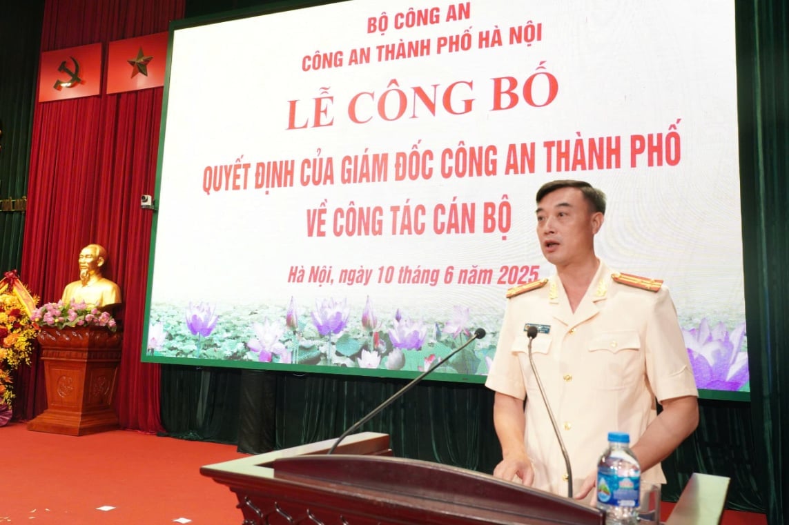 Thượng tá Nguyễn Minh Thành, Phó Trưởng phòng Công tác chính trị phát biểu nhận nhiệm vụ tại buổi Lễ. Ảnh: Công an Hà Nội. Thượng tá Nguyễn Minh Thành, Phó Trưởng phòng Công tác chính trị phát biểu nhận nhiệm vụ tại buổi Lễ. Ảnh: Công an Hà Nội.