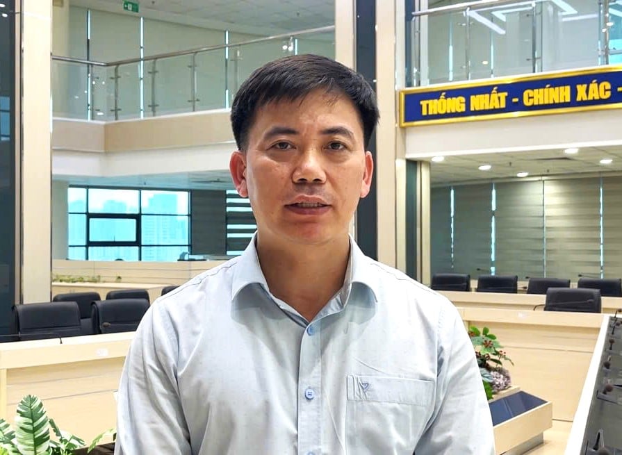 Ông Nguyễn Văn Hưởng, Trưởng phòng Dự báo thời tiết, Trung tâm Dự báo Khí tượng Thủy văn quốc gia (Cục Khí tượng Thủy văn, Bộ Nông nghiệp và Môi trường) nhận định về áp thấp nhiệt đới trên Biển Đông. Ảnh: Hoài Linh. Ông Nguyễn Văn Hưởng, Trưởng phòng Dự báo thời tiết, Trung tâm Dự báo Khí tượng Thủy văn quốc gia (Cục Khí tượng Thủy văn, Bộ Nông nghiệp và Môi trường) nhận định về áp thấp nhiệt đới trên Biển Đông. Ảnh: Hoài Linh.