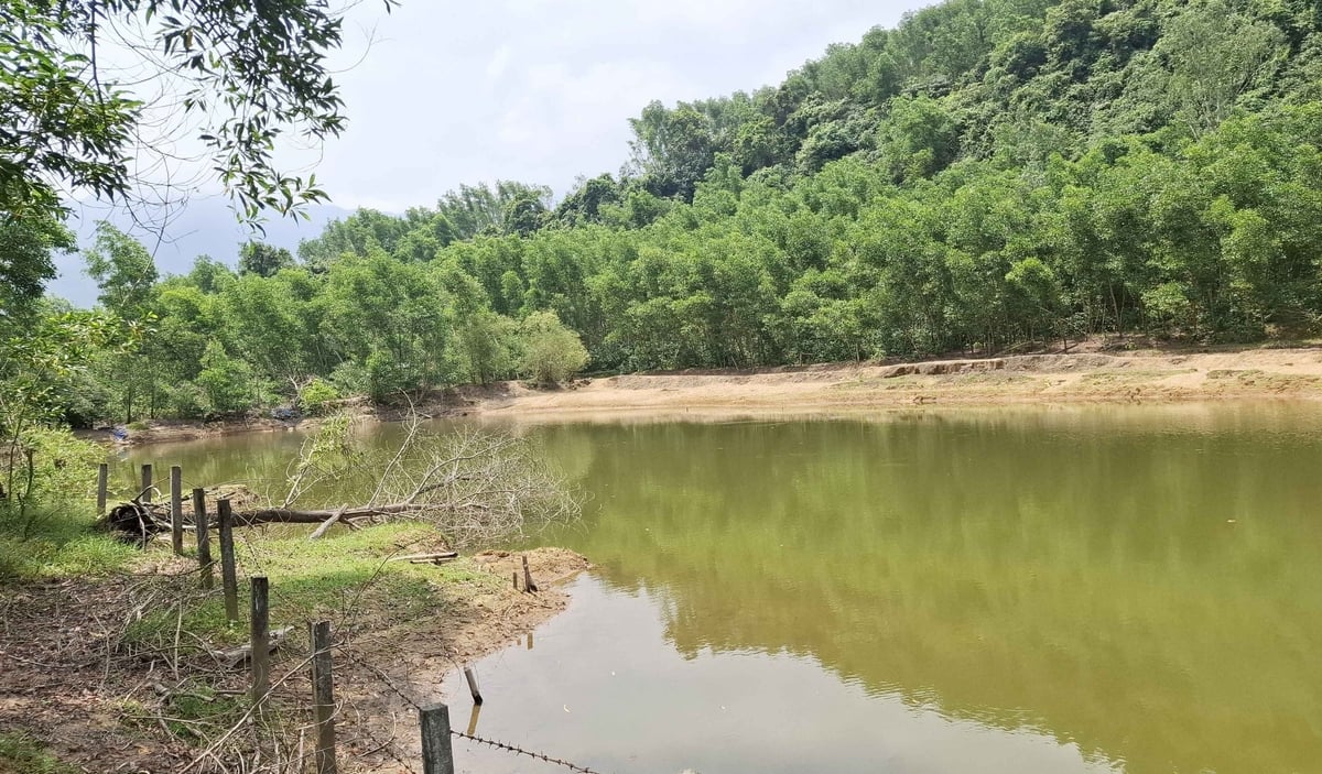 Mỏ cát Bãi Trằm hiện tại đang nham nhở, tiềm ẩn nhiều nguy cơ mất an toàn cho người dân. Ảnh: Văn Dinh.
