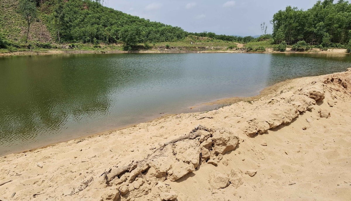 Việc hoàn thổ mỏ cát vẫn dậm chân tại chỗ. Ảnh: Văn Dinh.