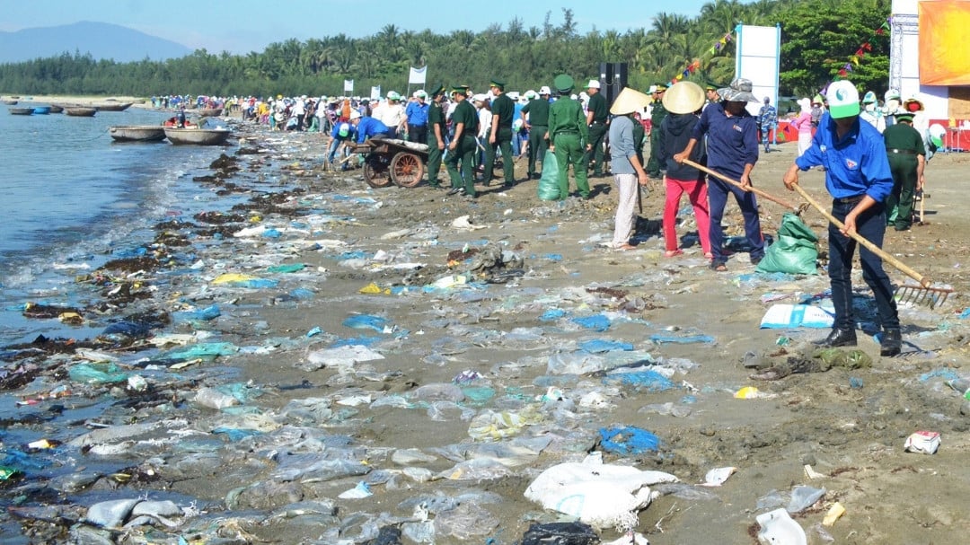 Thu gom rác thải ven bờ biển - một hoạt động đã nhận được sự hưởng ứng rộng rãi từ các cấp chính quyền đến cộng đồng. Ảnh minh họa. Thu gom rác thải ven bờ biển - một hoạt động đã nhận được sự hưởng ứng rộng rãi từ các cấp chính quyền đến cộng đồng. Ảnh minh họa.