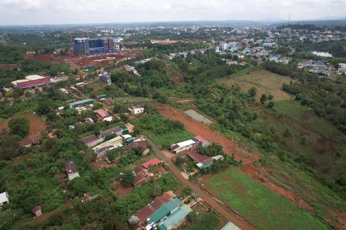 Khu vực quy hoạch dự án 24ha nằm ngay trung tâm thành phố Gia Nghĩa đang ngày một hoang hoá. Ảnh: Phạm Hoài. Khu vực quy hoạch dự án 24ha nằm ngay trung tâm thành phố Gia Nghĩa đang ngày một hoang hoá. Ảnh: Phạm Hoài.