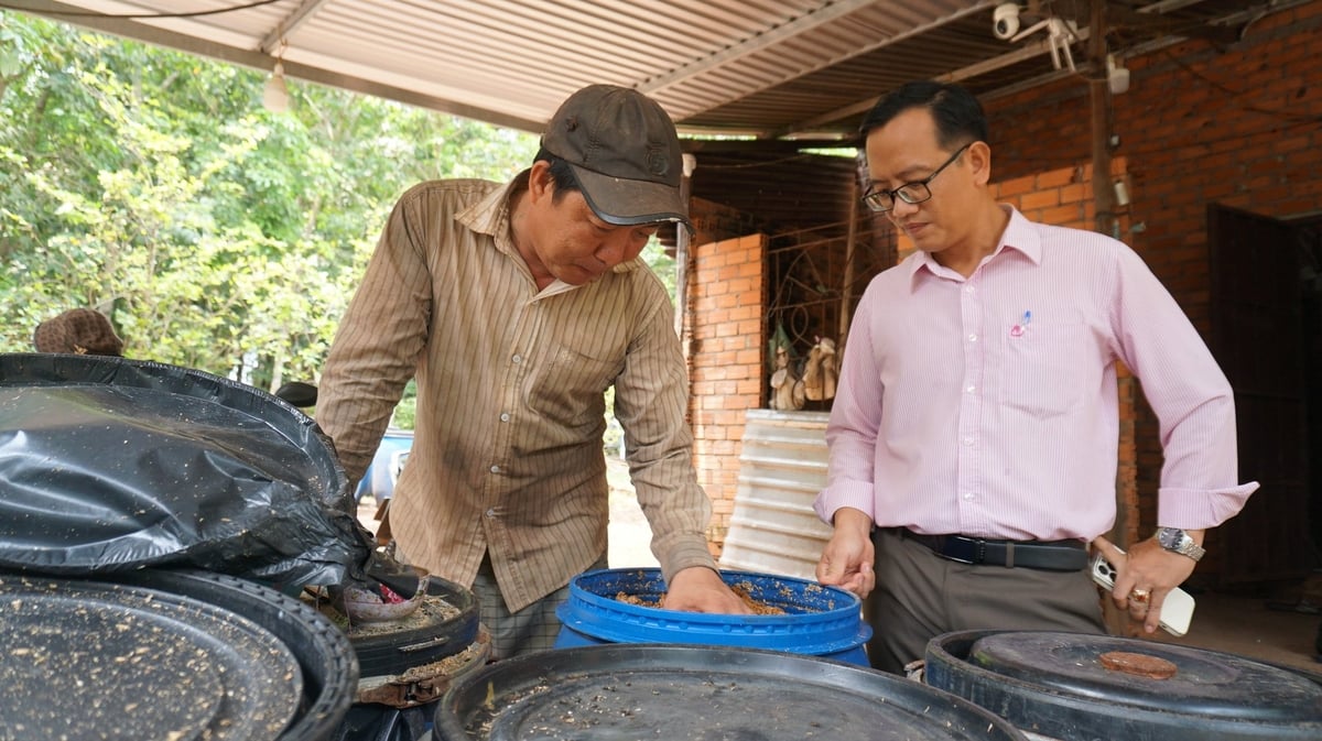 Anh Nghĩa chia sẻ bí quyết nuôi dê bằng bã bia. Ảnh: Trần Trung. Anh Nghĩa chia sẻ bí quyết nuôi dê bằng bã bia. Ảnh: Trần Trung.