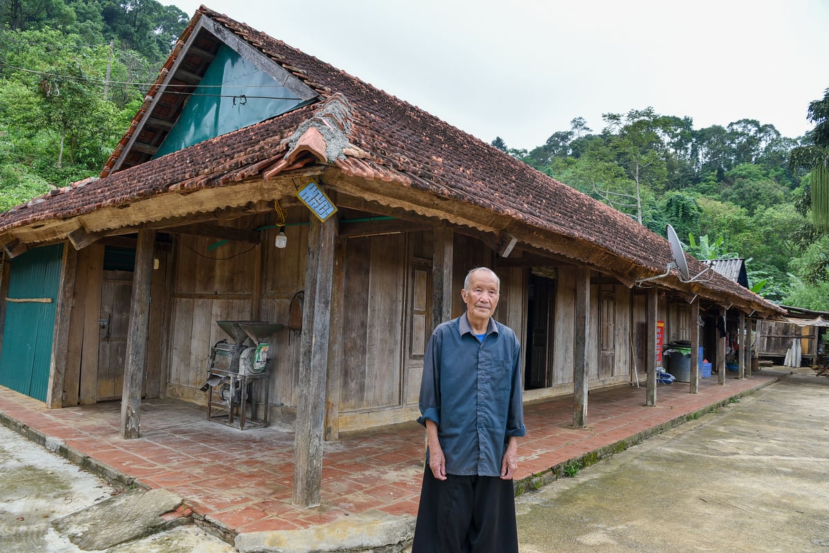 Ông Tráng Lao Lử trước ngôi nhà năm xưa từng nuôi giấu Chủ tịch Lào Cay-xỏn Phôm-vi-hản. Ảnh: Dương Đình Tường. Ông Tráng Lao Lử trước ngôi nhà năm xưa từng nuôi giấu Chủ tịch Lào Cay-xỏn Phôm-vi-hản. Ảnh: Dương Đình Tường.