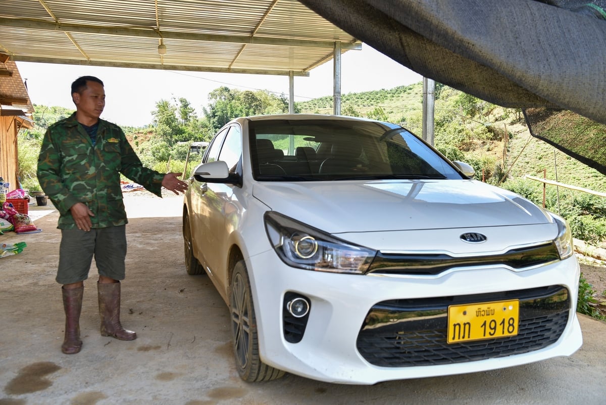 Chiếc xe con trai ông Cay-xỏn Phôm-vi-hản tặng gia đình ông Lao Lử. Ảnh: Dương Đình Tường. Chiếc xe con trai ông Cay-xỏn Phôm-vi-hản tặng gia đình ông Lao Lử. Ảnh: Dương Đình Tường.