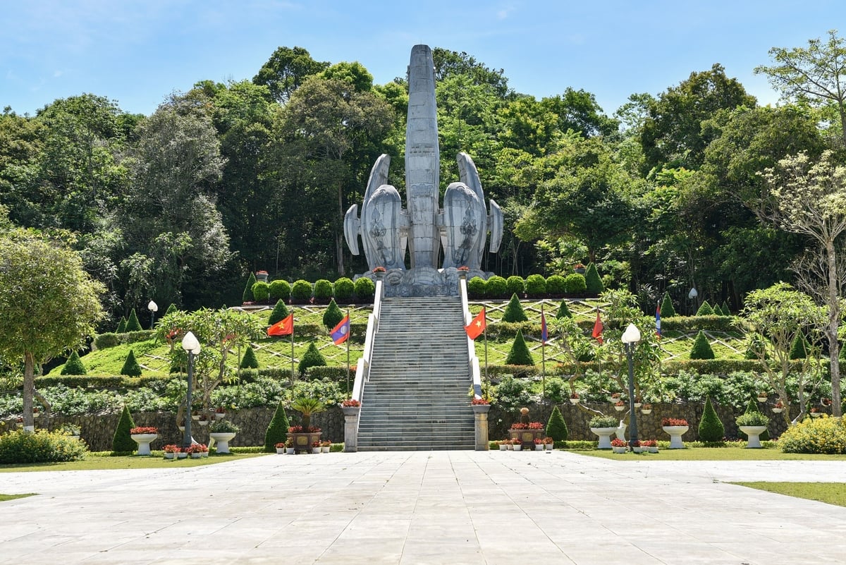 Đài biểu tượng hữu nghị tại Khu di tích lịch sử cách mạng Việt Nam - Lào. Ảnh: Dương Đình Tường. Đài biểu tượng hữu nghị tại Khu di tích lịch sử cách mạng Việt Nam - Lào. Ảnh: Dương Đình Tường.
